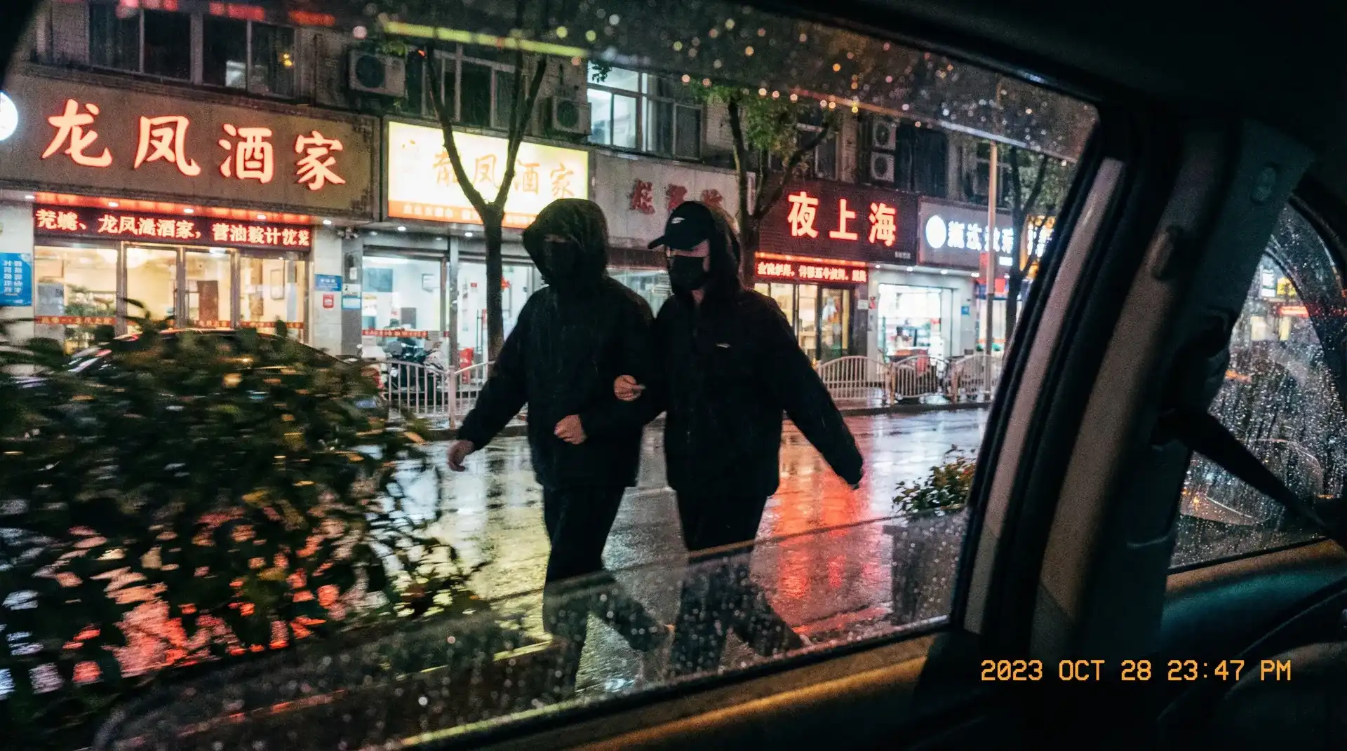 男人扒开女人腿桶免费视频 - 顶流明星深夜密会现场抓拍照片